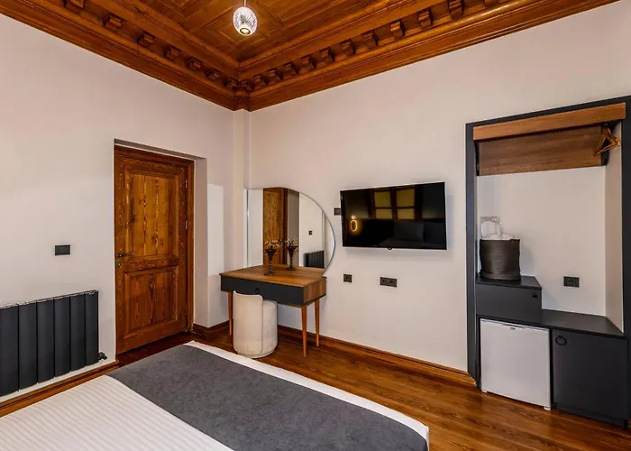 Elmira Pera & - Special Class Istanbul