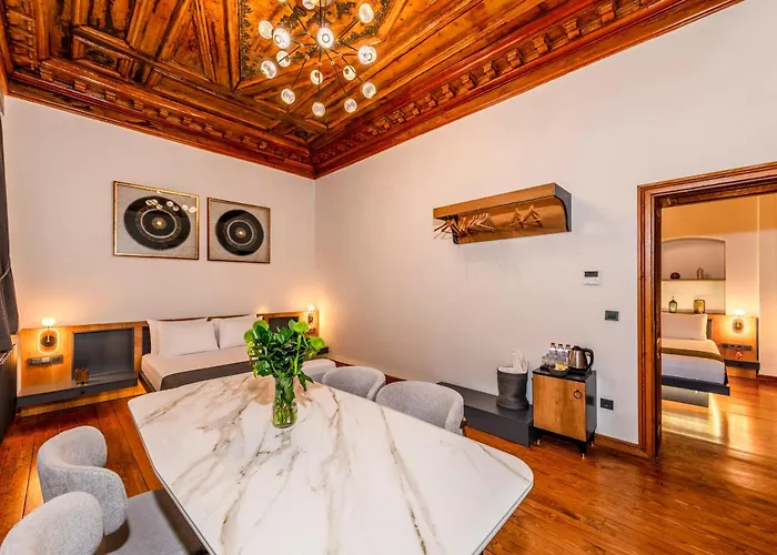 Elmira Pera & - Special Class 3*