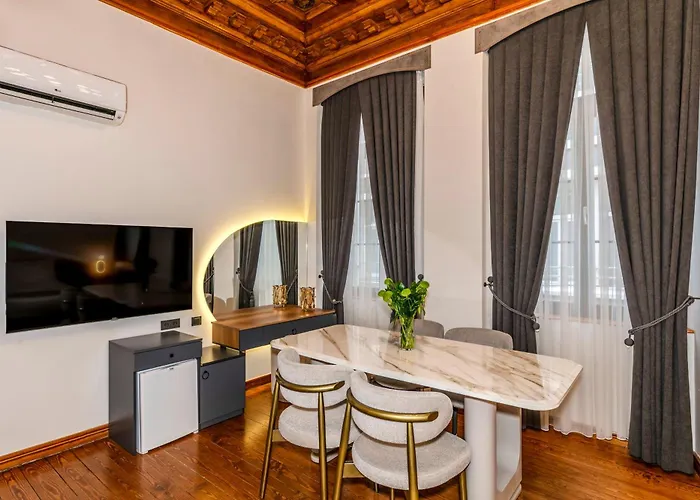 Elmira Pera & - Special Class 3*