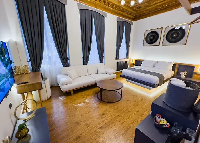 Elmira Pera & - Special Class 3*