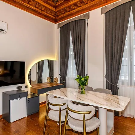 Elmira Pera & - Special Class 3*